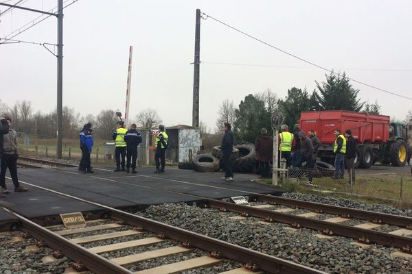 Les agriculteurs ont déversé des pneus aux abords de la voie ferrée à Fauillet, ce qui pourrait entraîner des perturbations du trafic ferroviaire. 