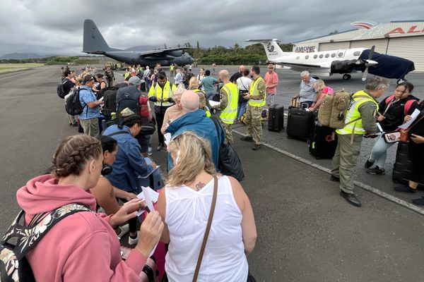 Des touristes étrangers sont évacués de Nouvelle-Calédonie.