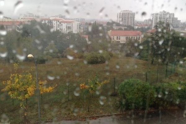 Dans l'après-midi de lundi, la pluie a commencé à tomber à Perpignan