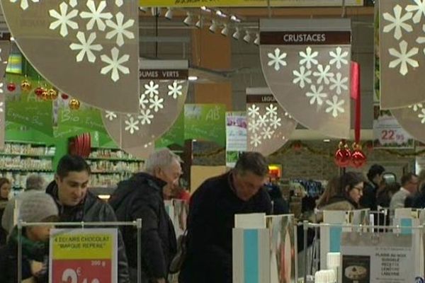 Les grandes surfaces étaient déjà bien remplies à 9 heures du matin. 