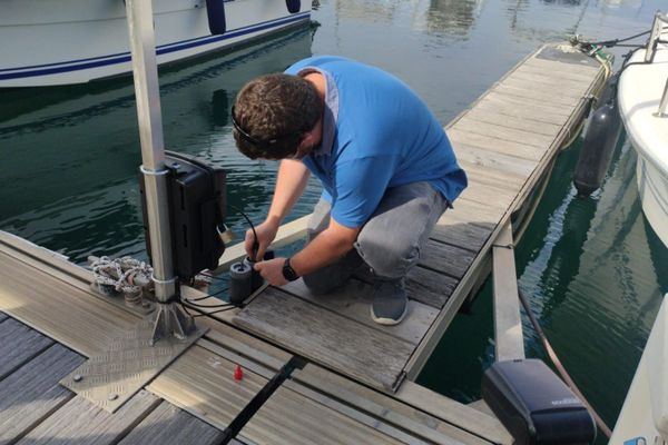 Deux capteurs d'analyse et d'alerte de la pollution ont été installés dans le port d'Ajaccio mardi 22 septembre.