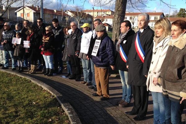 Au moins 500 personnes se sont réunies dimanche après-midi à Retournac (43).