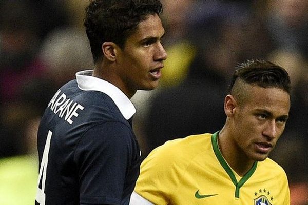 Varane et Neymar lors de France-Brésil. 