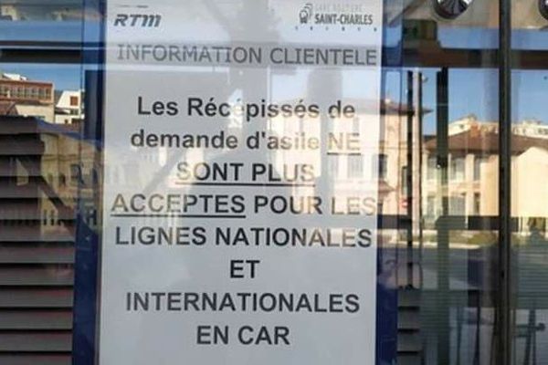 L'affichette est restée placardée une semaine en gare routière.