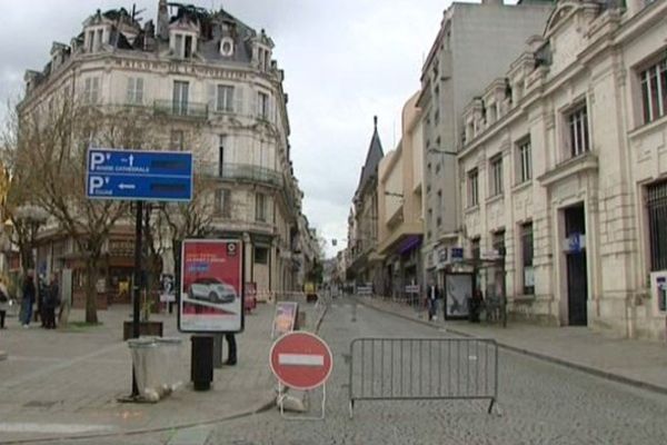 Bourges : la rue Moyenne est fermée depuis une semaine pour prévenir d'un éventuel effondrement de l'immeuble de la Place Cujas sinistré par un incendie. 