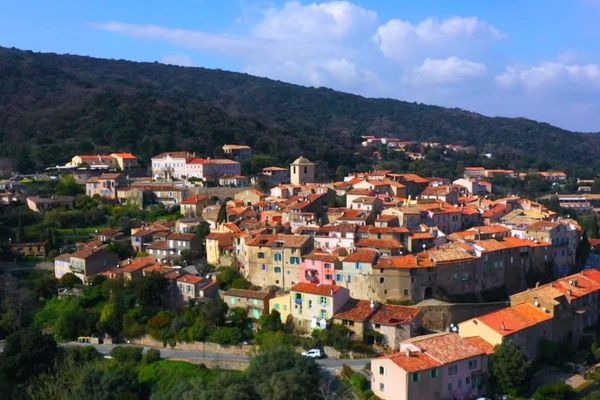 A Ramatuelle, près de Saint-Tropez, des hélicoptères survolent sans cesse la commune. 