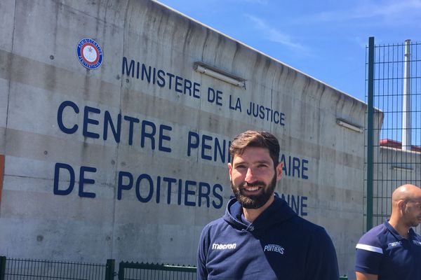 Pierre-Yves Guillard devant la prison de Vivonne