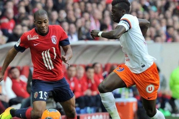 Le Montpellierain Mbaye Niang (à droite) aux prises avec le défenseur lillois Dijbril Sidibe pendant le match au stade Pierre Mauroy, à Villeneuve d'Ascq, dans le Nord. 