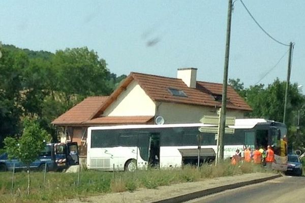 Une collision entre un train régional et une voiture fait deux morts à un passage à niveau situé sur la commune d’Étaule, dans l'Yonne.