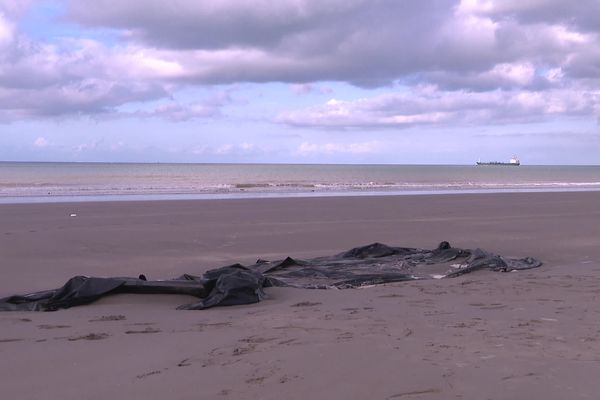 L'épave d'un "small boat" abandonné sur la plage de Calais.