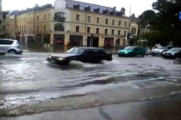 Une image comme de pluie diluvienne soudaine violente et puissante comme dans les régions méditerranéennes.