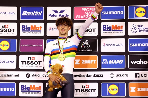 Alexandre Léauté, médaillé d'or de France, lors de la cérémonie de remise des médailles de la course de poursuite individuelle masculine C2 des épreuves de paracyclisme aux Championnats du monde de cyclisme UCI 2023 à Glasgow, en Grande-Bretagne, le 3 août 2023.