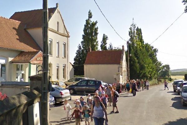 Photo de la rue principale à Audrehem où la fillette aurait dû descendre. 