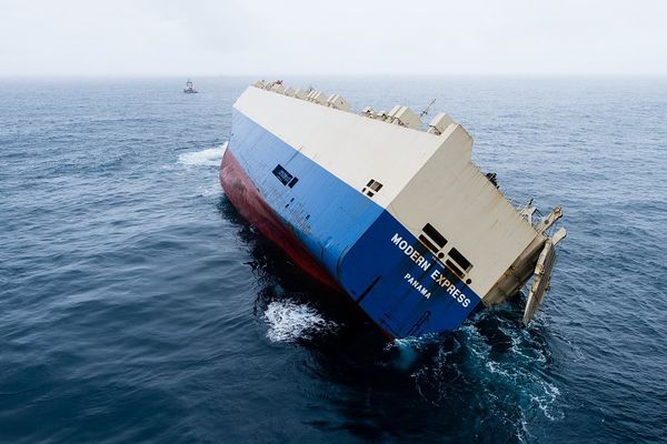 Le Modern Express se trouve à une centaine de km de la côte française