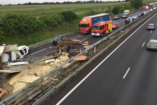 Le camion s'est renversé après avoir percuté la voiture blanche dont le conducteur est mort sous le choc.