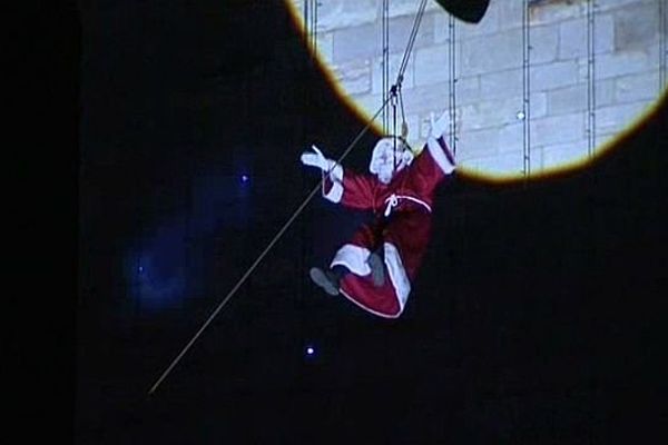 A cause de la tempête, le Père Noël ne descendra pas en rappel depuis le haut de la tour Philippe le Bon, à Dijon, mardi 24 décembre 2013. 