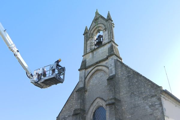 Une nacelle a été nécessaire pour hisser la cloche en haut du clocher de l'auditorium de Bayeux.