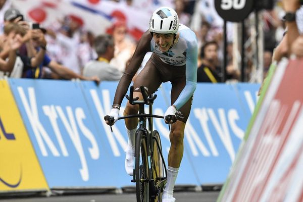 Le Français Romain Bardet franchit la ligne d'arrivée au stade Vélodrome, au terme d'un contre-la-montre individuel de 22,5 km sur la 20e étape du Tour de France, le 22 juillet 2017 à Marseille.