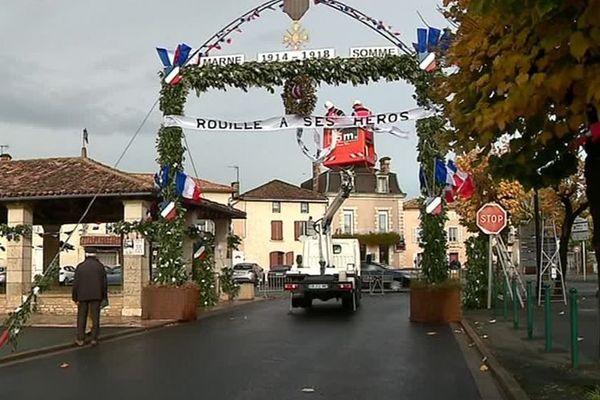 Les arcs de triomphe érigés à Rouillé dans la Vienne pour célébrer le centenaire de l'armistice de 1918.