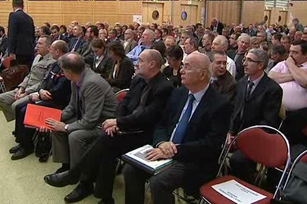 Les maires et les parlementaires du Puy-de-Dôme ont été réunis par le préfet vendredi 20/11/15, à Clermont-Ferrand, en présence du Procureur de la République et des responsables des services de l’Etat.