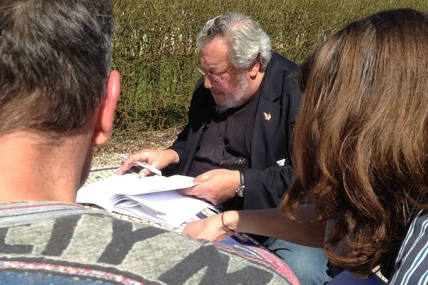 Jean-Claude Dreyfus lisant le script de "Maintenant" à Bains-lès-Bains (avril 2015) : "Je n'aurai pas le droit à l'erreur pendant le tournage". 