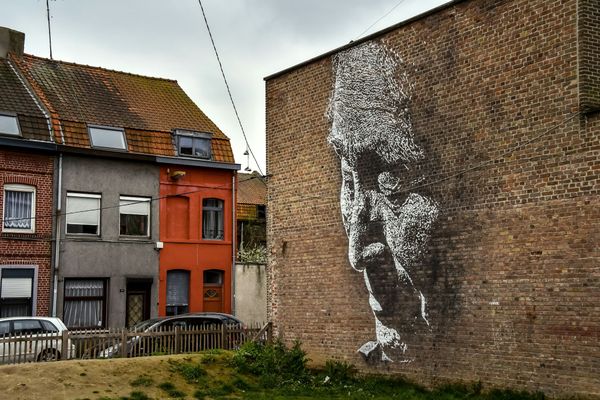 Photo prise en 2017 à la Condition Publique, à Roubaix, d'une peinture murale réalisée par l'artiste portugais Alexandre Farto, alias "Vhils".