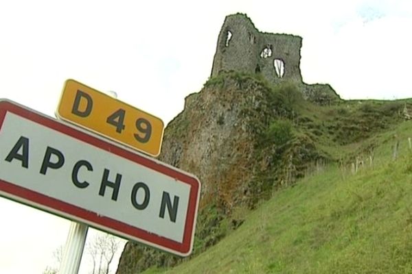 C'est tout ce qu'il reste de l'ancien château médiéval d'Apchon (Cantal). A l'abandon depuis le XVIII ème siècle. Pour financer les travaux de sauvegarde des ruines, soit une dépense de 250 000 euros, la commune n'a pas eu d'autre choix que de faire inscrire l'édifice au titre des monuments historiques.