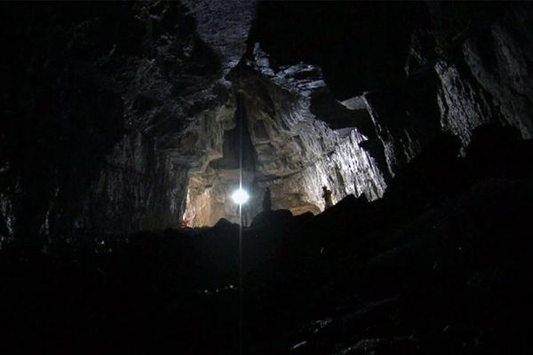 L'entrée de la grotte d'Entremont-le-Vieux