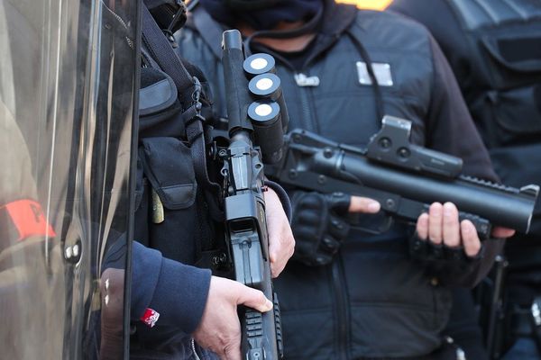 Un jeune homme blessé par un tir de LBD, lanceur de balles de défense en marge d'un contrôle de police en Essonne.