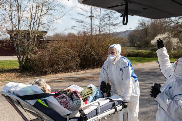 Des ambulanciers lyonnais prennent en charge une patiente suspectée coronavirus COVID-19