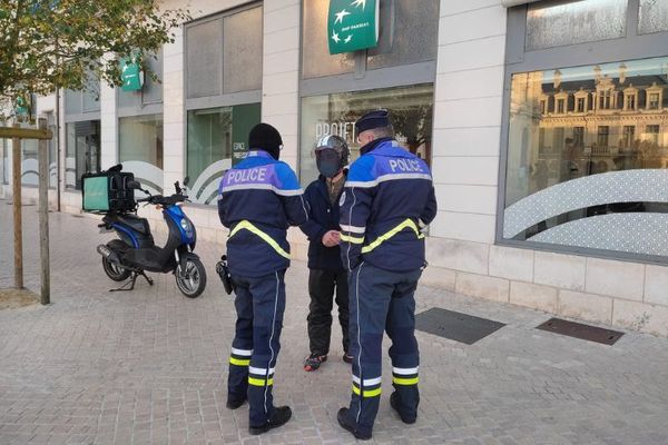 Cet après-midi, les policiers ont multiplié les contrôles sur la place d'Armes.