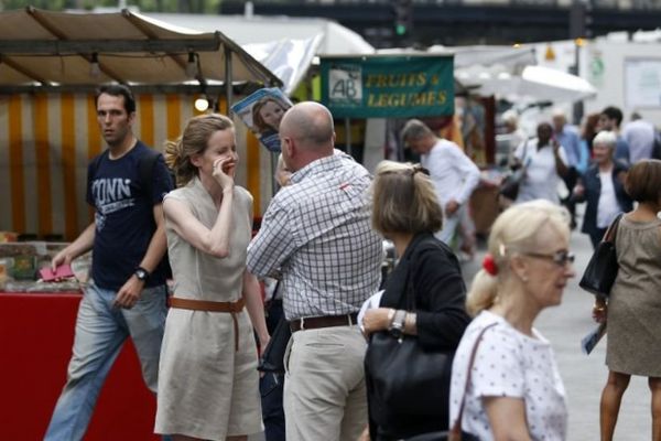 Nathalie Kosciusko-Morizet, candidate LR aux législatives à Paris, lors d'une altercation avec un passant, le 15 juin 2017 sur un marché du Ve arrondissement de Paris 