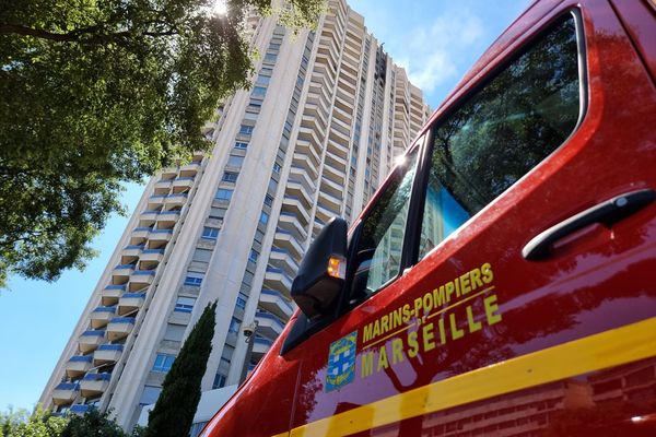 Vers 15H30, les marins-pompiers de Marseille sont arrivés sur place avec un gros dispositif, obligatoire devant ce type de bâtiment de 100 mètres de hauteur.