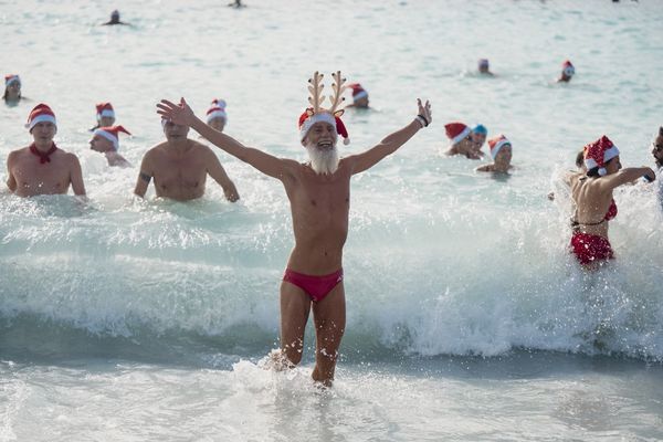 A Nice, le traditionnel bain de Noël a réuni plus de 300 personnes ce dimanche 22 décembre.