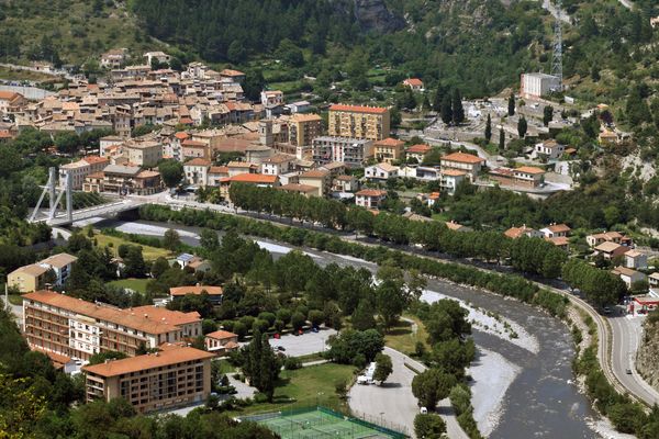 Les déchets étaient déversés sur le bord du Var, à la sortie du village de Puget-Théniers.