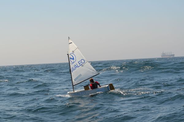 Tom Goron 12 ans, recordman de la traversée de la Manche en Optimist