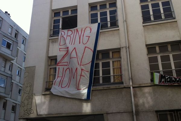 Des squatters ont accroché une banderole "Maison du 22 février"