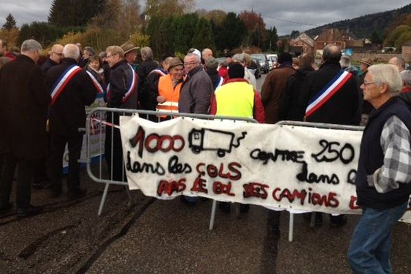 Une cinquantaine d'habitants et d'élus bloquent mardi 4 novembre l'accès à la commune de Saâles.