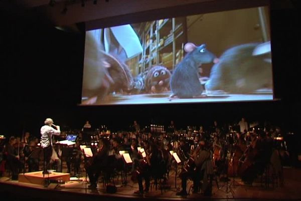 Ratatouille sur l'écran. Sur la scène : l'Orchestre National de Lille.