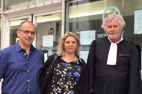  Un couple restaurateurs du Beaujolais contre AXA : le juge des référés de Lyon vient de renvoyer au fond le litige. Devant le tribunal, Me Jean-Jacques Rinck et ses clients, Valérie Nassi et David Genillon, du restaurant Le Bacchus, à Lancié,  (10 juin 2020)