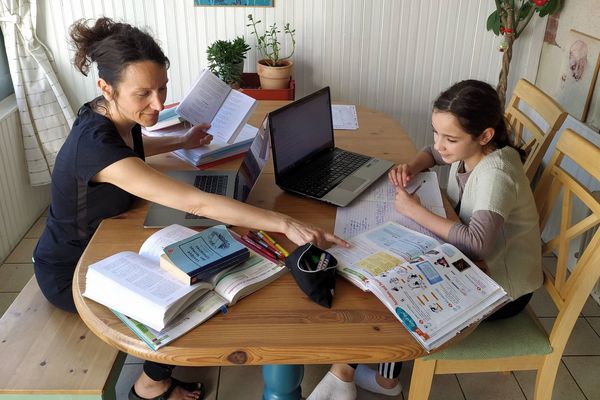 Ruth Parry, professeure de français au lycée Choiseul à Tours en télétravail tout en assurant les devoirs de sa fille de 11 ans. 