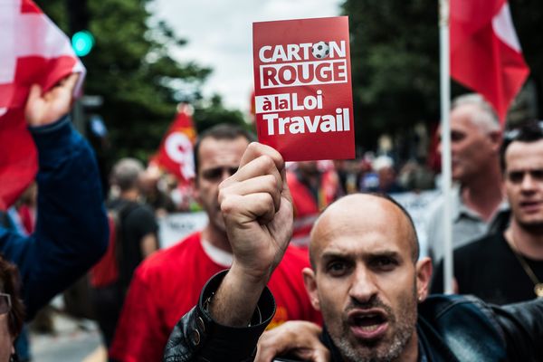 Plusieurs milliers de manifestants contre la loi Travail à Paris, le 28 juin 2016.