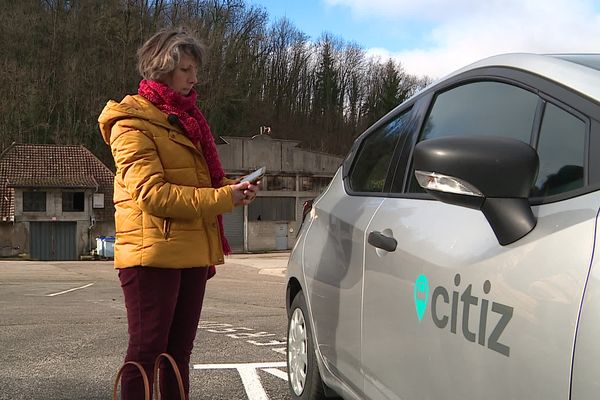 Cécile Cambrils a mis à la disposition de Citiz sa deuxième voiture, ce qui permet l'arrivée de Citiz à Salins-les-Bains.