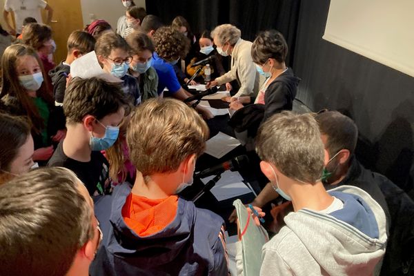 La séance de dédicaces a été un beau moment de partage entre les auteurs et les enfants membres du jury