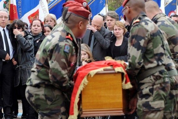 La famille du soldat Abel Chennouf lors de ses obsèques le 22 mars 2012