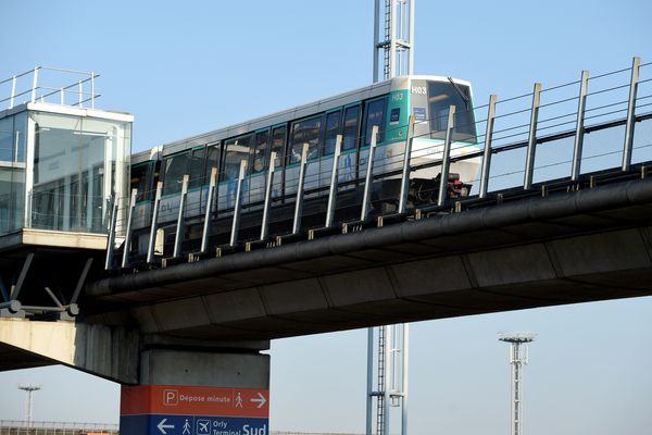 La ligne Orlyval relie Antony (Hauts-de-Seine) et l'aéroport d'Orly en 7 minutes.