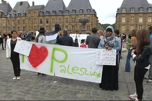 A Charleville-Mézières, environ 150 personnes se sont rassemblées place Ducale pour soutenir le peuple palestinien.