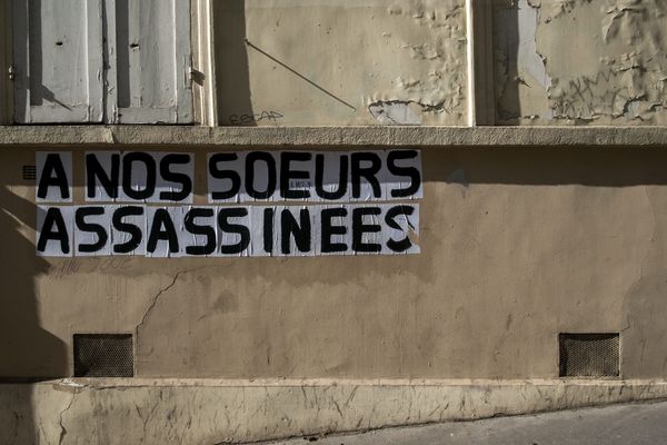 Un collage contre les féminicides : "A nos soeurs assassinées". 