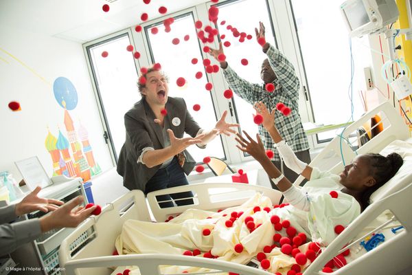 Magie à l’hôpital propose bénévolement des spectacles de magie aux enfants hospitalisés et à leurs familles