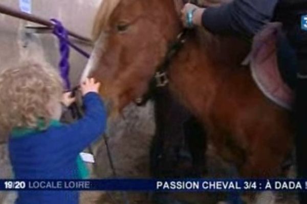 Certains enfants ne savent pas encore parler mais montent déjà à cheval ...